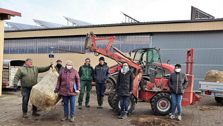 Die Projektverantwortlichen mit ersten Wolle-Lieferanten (von links): Schäfer Elmar Spies, Markus Hofmann (Nature Power Pellets), Janet Emig (VNLR), Norbert und Simon Werner (WernerGut), Nadja Schneider (Dachmarke Rhön) und Heidi Schneider (Betrieb Wollke 7). Foto:  Anna-Lena Bieneck