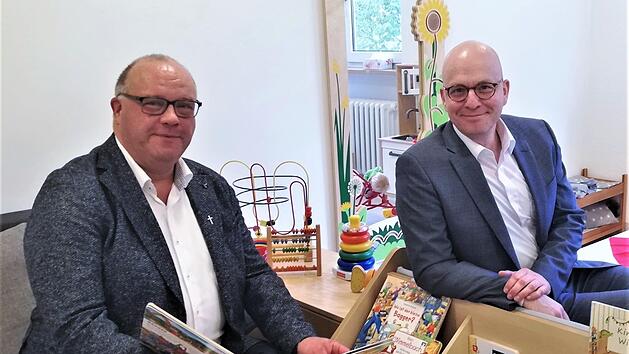 Pfarrer Gerd Greier (links) und Oberb&uuml;rgermeister Dirk Vogel (SPD) bei der Besichtigung der neuen Interims-Kita.
