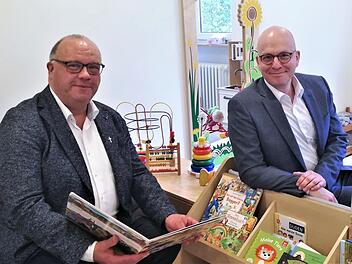 Pfarrer Gerd Greier (links) und Oberbürgermeister Dirk Vogel (SPD) bei der Besichtigung der neuen Interims-Kita.