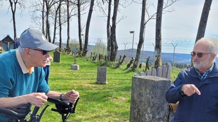 Thomas Helfrich (rechts) informiert einen Besucher auf dem Friedhof Reußendorf.