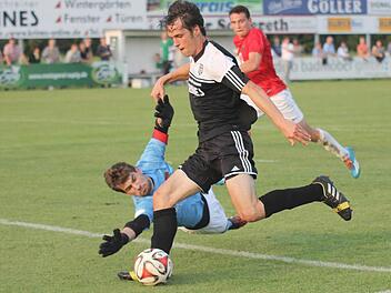 3:1 für Sand: FC-Torjäger Peter Heyer umspielt Schweinfurts Torwart Christoph Saballus und schiebt dann locker ein. Der Schweinfurter Max Hillenbrand (im Hintergrund) kommt zu spät.