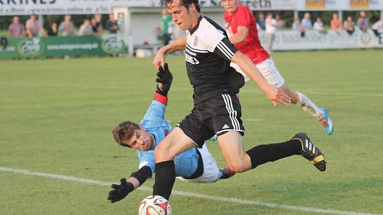 3:1 für Sand: FC-Torjäger Peter Heyer umspielt Schweinfurts Torwart Christoph Saballus und schiebt dann locker ein. Der Schweinfurter Max Hillenbrand (im Hintergrund) kommt zu spät.