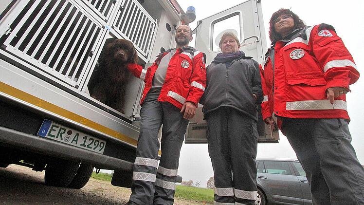 Drago, Thomas Mach, Edith Mühlhans und Ute Wittig zeigen den Spezialumbau des Wagens.  Fotos: Michael Busch