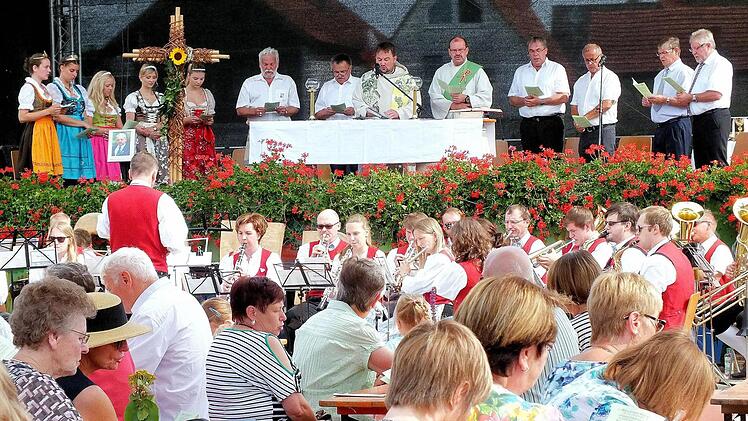 Sehr gut besucht war der von Pfarrer Michael Erhart und Diakon Bernhard Trunk feierlich gestaltete Festgottesdienst auf dem Altmain-Festplatz.