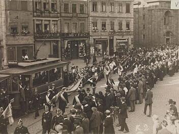 Bambergs Straßenbahn auf einer Aufnahme, die zum Katholikentag 1921 am Grünen Markt entstand. Foto: Archiv