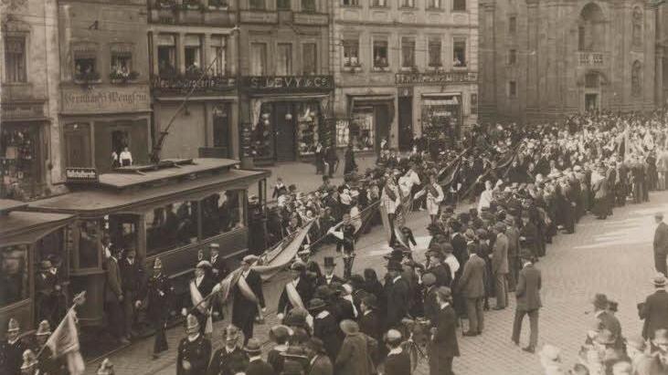 Bambergs Straßenbahn auf einer Aufnahme, die zum Katholikentag 1921 am Grünen Markt entstand. Foto: Archiv