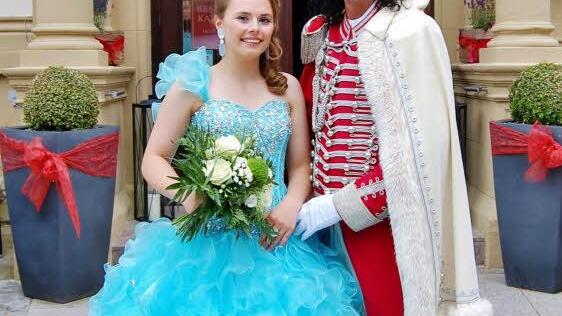 Quellenkönigin Victoria Brath (20) und ihr Fürst Ferenc II. Rakoczy alias Timo Baier Foto: Sigismund von Dobschütz