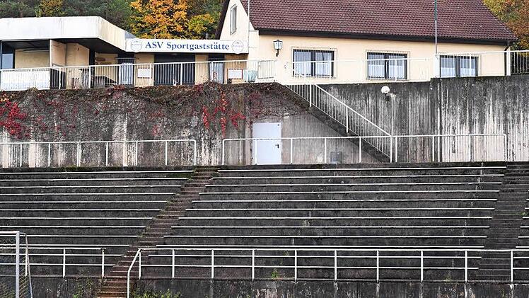 In die Jahre gekommenes Sportzentrum Gaustadt: Seit den 70er Jahren wurde hier wenig investiert  Fotos: Ronald RInklef