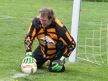 Mit Jürgen Schönig im Tor holte Haards Reserve gegen Winkels ihren ersten Saisonzähler. Foto: Hopf