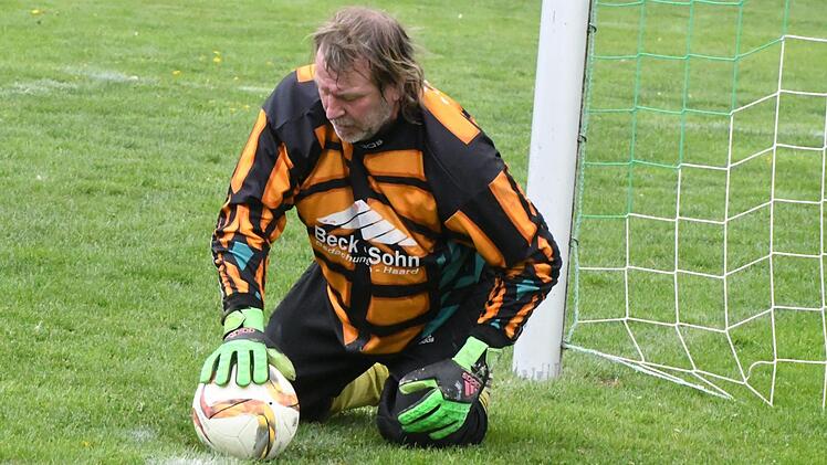 Mit Jürgen Schönig im Tor holte Haards Reserve gegen Winkels ihren ersten Saisonzähler. Foto: Hopf