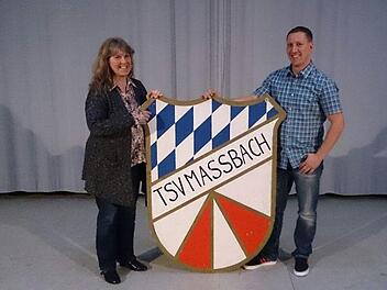 Die scheidende Vorsitzende des TSV Maßbach, Anita Oeser-Geyer, wünschte ihrem Nachfolger Thomas Schweizer Erfolg.  Foto: Edgar Schneider