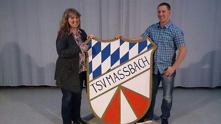 Die scheidende Vorsitzende des TSV Maßbach, Anita Oeser-Geyer, wünschte ihrem Nachfolger Thomas Schweizer Erfolg.  Foto: Edgar Schneider