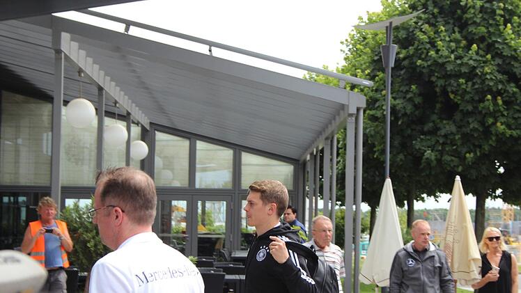 Viele Fans waren zu diesem Zeitpunkt noch nicht am Hotel. Foto: Jann Weckel