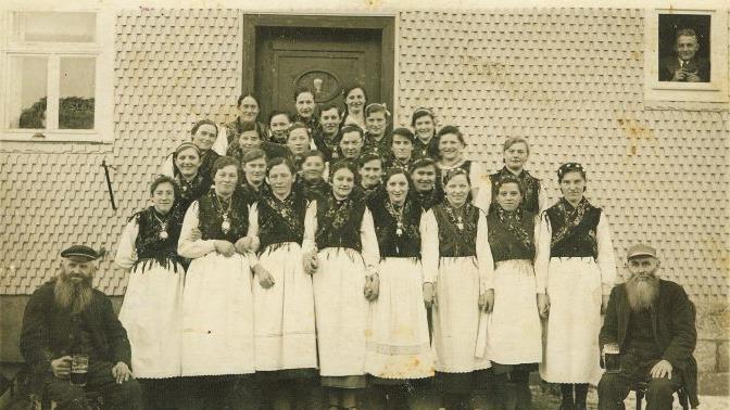 Das Bild entstand anlässlich eines Festes auf der Treppe der damaligen Oberweißenbrunner Gastwirtschaft. Ottilie ist die junge Frau zweite Reihe, zweite von rechts.  Repro:Adolf Benkert/Archiv Enders