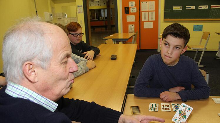 "Ich geb die Sau dazu, was machst du?", fragt Michael Pfitzner. Mariam Rödel (12) überlegt noch. Foto: Sonny Adam