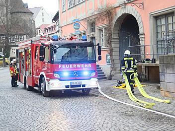 Der Brand in Seßlach ging dank Rauchmeldern glimpflich aus. Fotos: Michael Stelzner