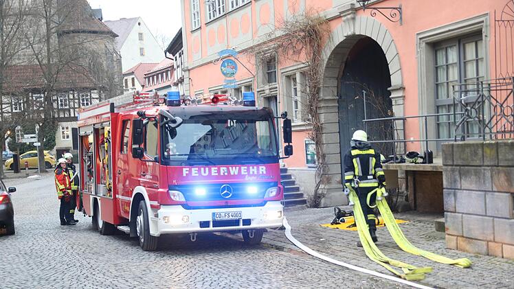 Der Brand in Seßlach ging dank Rauchmeldern glimpflich aus. Fotos: Michael Stelzner