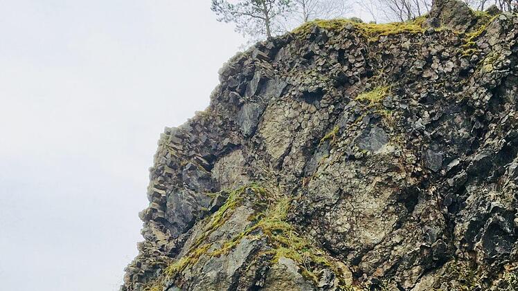 Im Jahre 1965 wurde am Lindenstumpf in Schondra beim Bau der A 7 von Fulda nach Würzburg ein Basaltsteinbruch mit Aufbereitungsanlagen für Splitt und Edelsplitt eingerichtet. Innerhalb von zwei Jahren wurden etwa 1,8 Millionen Tonnen Basalt abgebaut und verarbeitet. Das entspricht einer durchschnittlichen täglichen Leistung von mehr als 5000 Tonnen.