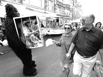 Viele Aktionen gab es 1998 zur Einweihung der grundlegend umgestalteten Mohrenstraße in Coburg.Foto: Archiv/Hagen Lehmannn