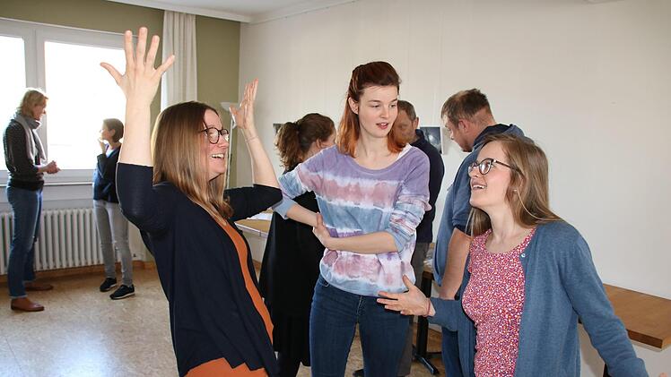 Bei dieser Übung geht es darum, zu zweit oder zu dritt abwechselnd ein Wort zu sagen und trotzdem ganze Sätze zu bilden und eine Geschichte zu erzählen. Trainerin Lena Försch (Bildmitte) gibt Julia Herrle (links) und Luisa Hämel (rechts) dabei immer wieder Tipps. Foto: Ralf Ruppert
