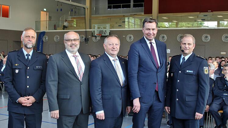 (von links) Polizeipräsident Alfons Aigner, Bürgermeister Franz Kuhn, Landrat Thomas Bold, Staatssekretär Stephan Mayer und  Polizeidirektor Ralf Wiegand. Foto: Werner Vogel