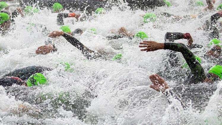 Beim Schwimmstart um 6.30 Uhr schäumte das Wasser im Main-Donau-Kanal. Foto:_Daniel Karmann/dpa