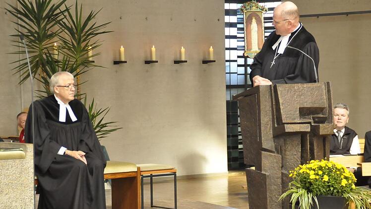 Bei der Laudatio würdigte Dekan Oliver Bruckmann (rechts) die beruflichen Leistungen von Pfarrer Philipp Klein (links). Foto: Peter Klopf