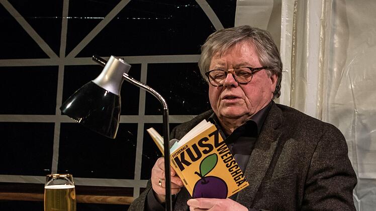 Bestens eingespieltes Duo: Der Autor Fitzgerald Kusz und der Gitarrist Klaus Brandl (rechts) gastierten in der Coburger Reithalle.Foto: Jochen Berger