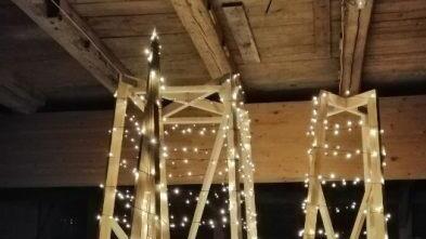 Bilder vom Aufbau der Weihnachtspyramiden. Foto: privat