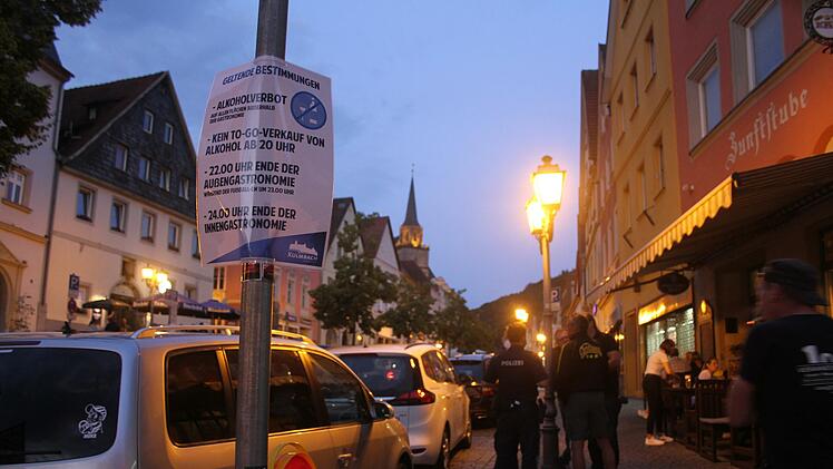 Der Einsatzleiter der Polizei Holger Püttner und Jannik Pfreundner waren zu Fuß in der Oberen Stadt unterwegs und suchten mit den Jugendlichen das Gespräch.  Foto: Sonny Adam