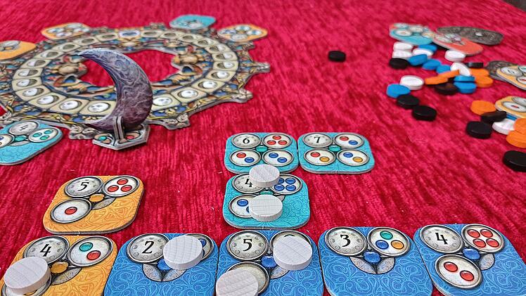 Spiele-Test "Nova Luna": das Legespiel mit der Monduhr