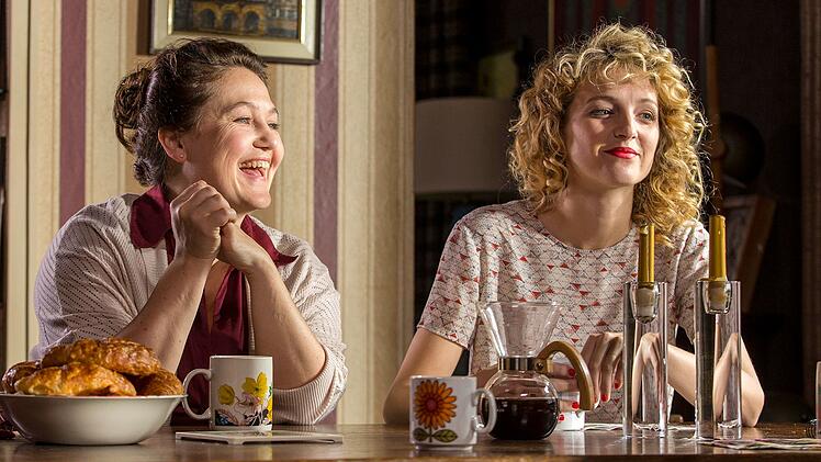 Tochter Sylvie (Stéphane Bissot, links) und Enkelin Juliette (Stéphanie Crayencour) wundern sich sehr über Pierres Verhalten.