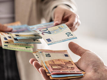 Geld zählen, Euro, Gehalt, Gehaltscheck