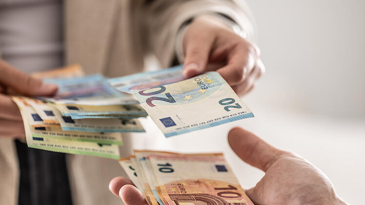 Geld z&auml;hlen, Euro, Gehalt, Gehaltscheck