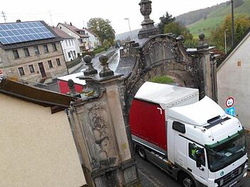 Der Betrachter zittert mit: Wenn ein Lkw aus Richtung Neudorf durchs Bamberger Tor in Ebrach nach Westen fährt. Fotos: Walter Hanslok