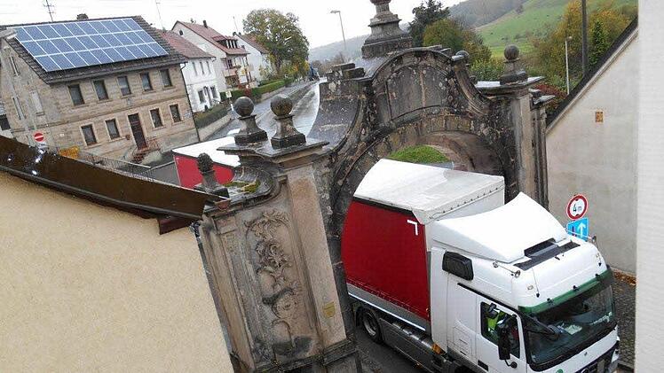 Der Betrachter zittert mit: Wenn ein Lkw aus Richtung Neudorf durchs Bamberger Tor in Ebrach nach Westen fährt. Fotos: Walter Hanslok