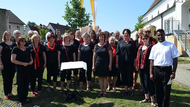 Pater Maria und der Gospelchor "The Newcomers"
