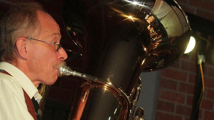 Mit voller Konzentration interpretierten die Musiker die außergalaktischen Werke. Foto: Sonja Adam