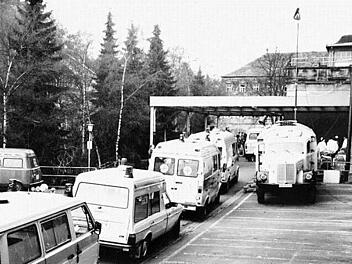 Bilder aus alten Zeiten: Am 29. Februar 1984 ging der große Umzug an den Bruderwald über die Bühne . Foto: Sozialstiftung