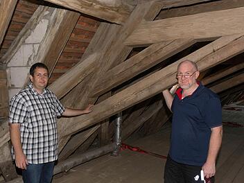 Museumsleiter Björn Hein (links) und Kreisheimatpfleger Christian Neugebauer (rechts) erkunden das Dachgeschoss der Zehntscheune. Hier werden am Tag des offenen Denkmals zwei Führungen angeboten werden.  Foto: Christoph Hein