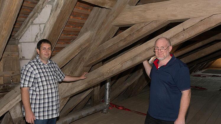 Museumsleiter Björn Hein (links) und Kreisheimatpfleger Christian Neugebauer (rechts) erkunden das Dachgeschoss der Zehntscheune. Hier werden am Tag des offenen Denkmals zwei Führungen angeboten werden.  Foto: Christoph Hein