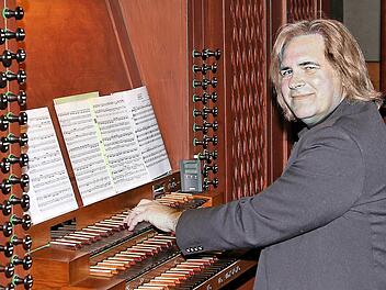 Peter Rottmann hat als Organist einen Ruf weit über die Stadtgrenzen von Münnerstadt hinaus. Beim Erzählcafé im Seniorenzentrum St. Elisabeth lernten die Zuhörer hinter dem Kirchenmusiker auch den Menschen kennen.  Foto: Dieter Britz