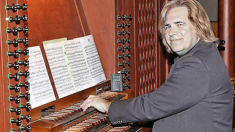 Peter Rottmann hat als Organist einen Ruf weit über die Stadtgrenzen von Münnerstadt hinaus. Beim Erzählcafé im Seniorenzentrum St. Elisabeth lernten die Zuhörer hinter dem Kirchenmusiker auch den Menschen kennen.  Foto: Dieter Britz