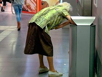 Eine alte Frau sammelt Flaschen aus einem Abfalleimer am Hauptbahnhof in Mülheim. Nach einer aktuellen Studie droht immer mehr Rentnern der Absturz in die Armut. Die Diakonie fordert am Montag (26. Juni) eine Mindestrente. Symbolfoto: epd
