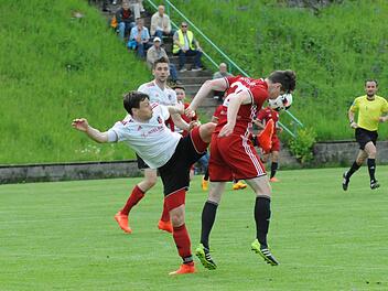 Einsatz bis an die Schmerzgrenze: Fuchsstadts Simon Bolz (links) in Aktion, beobachtet von Johannes Feser (hinten). Foto: ssp