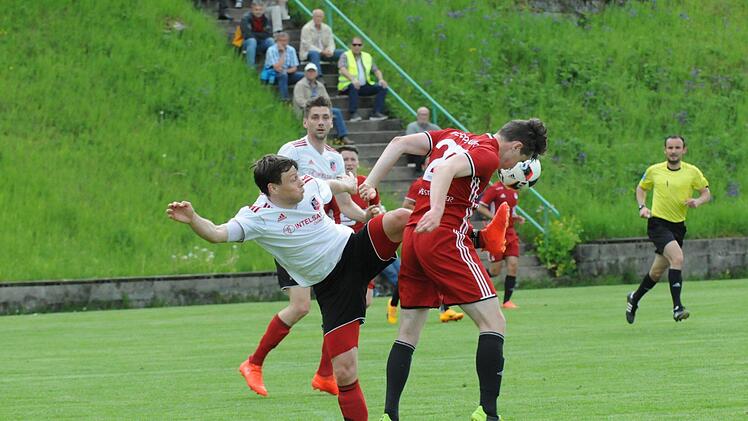 Einsatz bis an die Schmerzgrenze: Fuchsstadts Simon Bolz (links) in Aktion, beobachtet von Johannes Feser (hinten). Foto: ssp