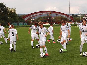 Miniaturausgabe des "weißen Balletts": Eine Trainingsgruppe der Madrider Fußballschule bei einer Übungseinheit auf dem Gelände des FC Lichtenfels. Foto: Alfred Thieret
