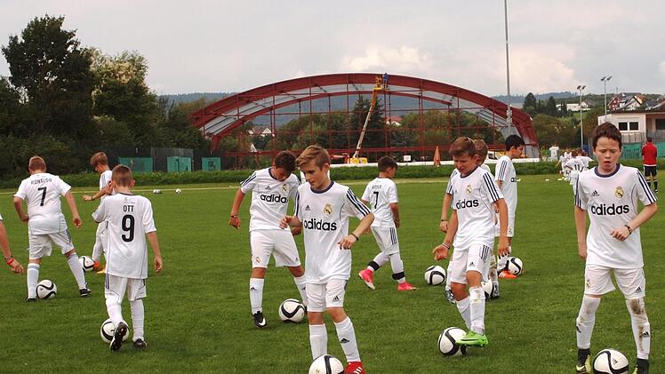 Miniaturausgabe des "weißen Balletts": Eine Trainingsgruppe der Madrider Fußballschule bei einer Übungseinheit auf dem Gelände des FC Lichtenfels. Foto: Alfred Thieret