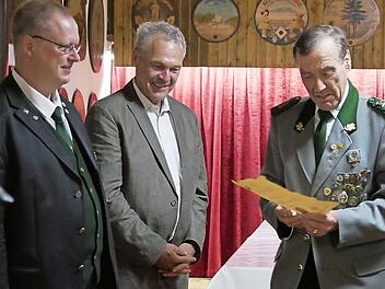 Ehrenmitglied Klaus Goßler (rechts) bekam bei der Königstafel von Frank Rebhan (Mitte) und Klaus Jentsch die Urkunde mit dem Titel des Ehrenmitglieds  Fotos: Manja von Nida