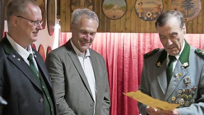Ehrenmitglied Klaus Goßler (rechts) bekam bei der Königstafel von Frank Rebhan (Mitte) und Klaus Jentsch die Urkunde mit dem Titel des Ehrenmitglieds  Fotos: Manja von Nida